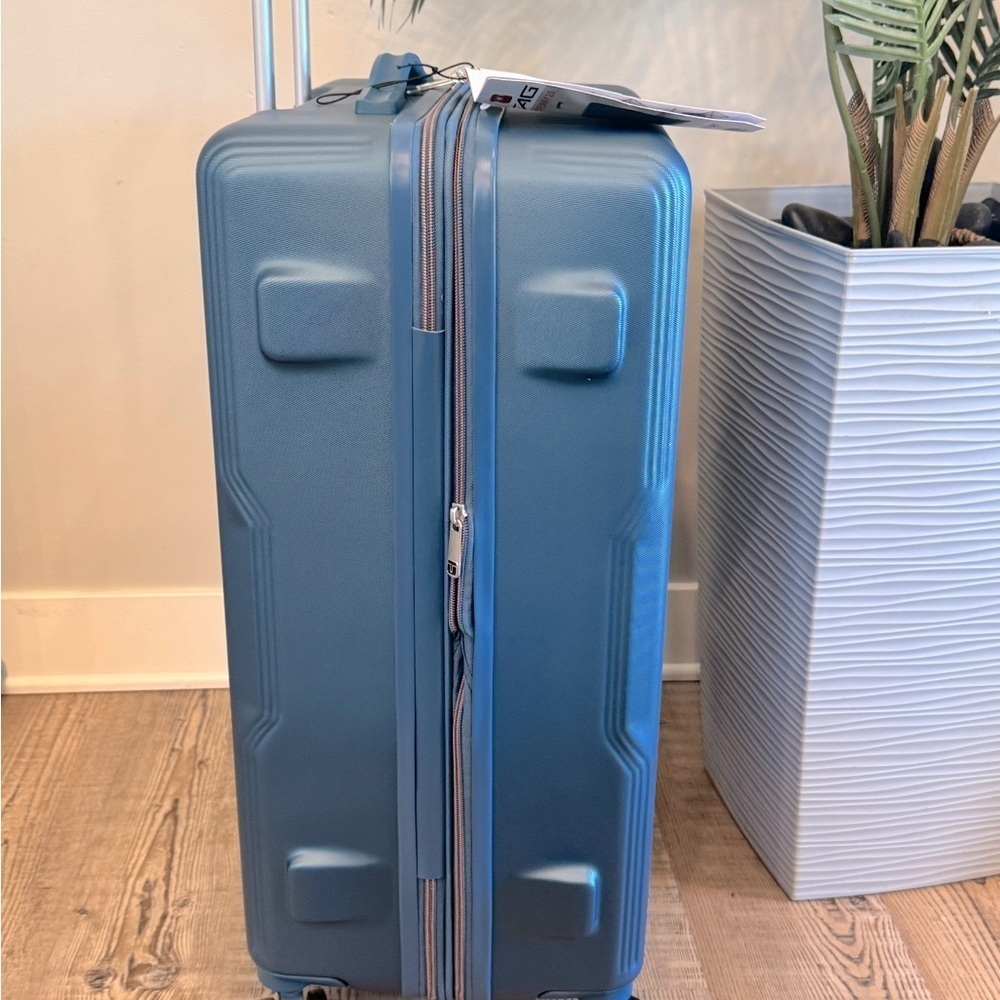 Tag Gateway Piece Hard side Spinner 20“ Luggage suitcase $439 - Picture 7 of 8